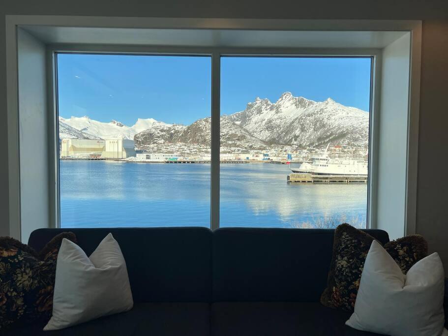 Sentrumsnaer Leilighet Med Utsikt Svolvær Extérieur photo