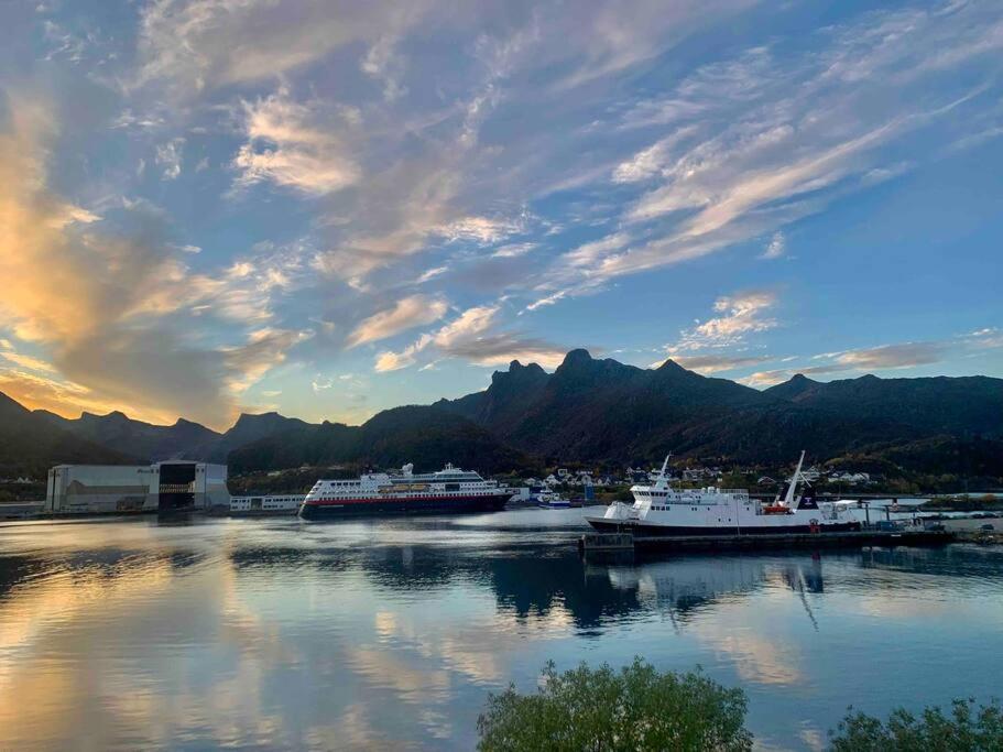 Sentrumsnaer Leilighet Med Utsikt Svolvær Extérieur photo